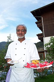 der indische Küchenchef Singh Balvinger bereitet ayurvedische Speisen zu (Foto: Marikka-Laila Maisel)